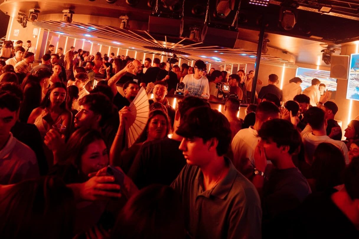 Discoteca Abril (Luis Montoto): cómo es, qué edad piden y sus fiestas de tarde